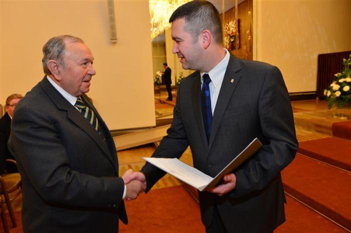 V roce 2015 byl slavnostně předán  předsedou poslanecké sněmovny Janem Hamáčkem znak a vlajka Vyklantic